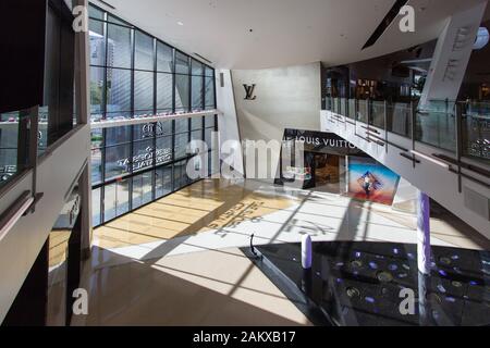 Las Vegas, Nevada, USA - 6 mai 2019 : vitrine extérieure de la Louis Vuitton magasin à la boutique de cristaux dans le centre-ville de Las Vegas Strip. Banque D'Images