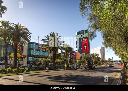 Las Vegas, Nevada - le niveau de la rue sur le célèbre Strip de Las Vegas avec le signe de la MGM, trafic et vitrines au cœur de Las Vegas, Nevada. Banque D'Images