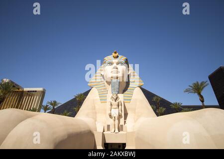 Las Vegas, Nevada - Le Sphinx du Luxor Hôtel sur le Strip de Las Vegas. Le Sphinx de Louxor est une vue sur le Strip de Las Vegas dans le Nevada. Banque D'Images