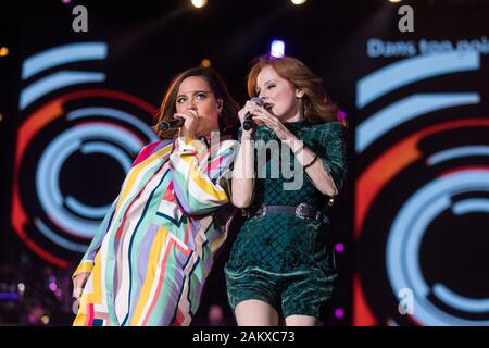 Les artistes canadiens-français Arianne Moffatt (à gauche) et France D'Amour sont vus sur scène lors de la Fête nationale du Québec sur les plaines d'Abraham à Québec Dimanche 23 juin 2019. La Fête nationale du Québec, également connu comme la fête de la St-Jean-Baptiste, fête nationale du Québec est. Banque D'Images