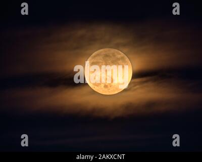 MWeather UK première pleine lune Loup pénombre Eclipse 10 Janvier 2020 L'augmentation des roches, près de Royston Derbyshire Banque D'Images