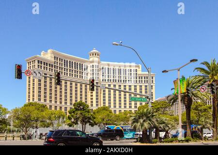 Las Vegas, Nevada, USA - 6 mai 2019 : l'intersection achalandée de Las Vegas Boulevard et Flamingo Road avec feu de circulation sur le Strip de Las Vegas. Banque D'Images
