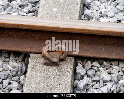 À l'aide de façon permanente des chemins de fer à fond plat découpé aux traverses en béton avec attaches Pandrol type PR clips. Banque D'Images