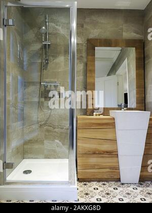 L'élégant rénové et très moderne salle de bains privative dans une petite boutique country hotel montrant un niveau de finition.