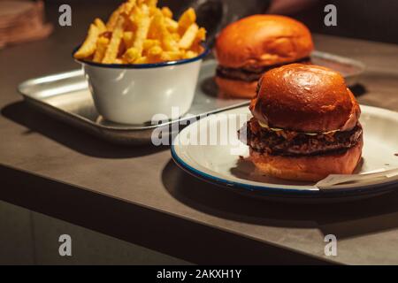 Burger de truffe servi avec frites Parmesan dans un restaurant à Londres Banque D'Images