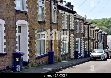 Rangée de petites maisons mitoyennes le long street à Pontypool, South Wales, UK Banque D'Images