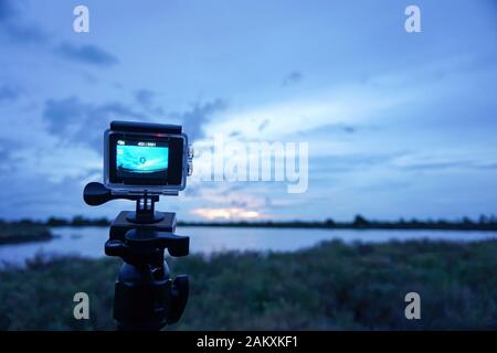 Les caméscopes sont équipés d'un boîtier étanche qui permet de filmer le ciel le soir avant qu'il ne pleure. Banque D'Images