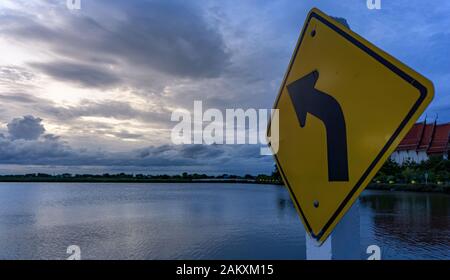 Les signes sur la courbe de gauche pointent vers les nuages. Le ciel après le coucher du soleil Banque D'Images