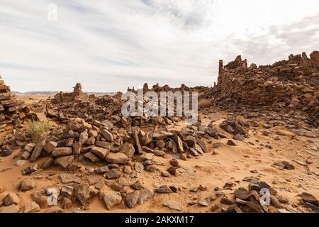 Ruines de l'ancienne ville dans le désert du Sahara, ville fantôme perdue Hassi Ba Hallou, province d'Errachidia, Maroc Banque D'Images