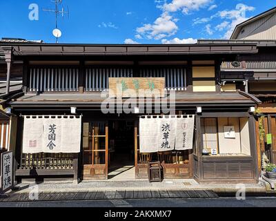 Takayama, JAPON - MAI 2019: Brasserie japonaise traditionnelle de saké dans le vieux centre-ville de Takayama, où se trouvent 6 brasseries Banque D'Images