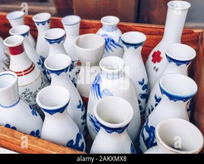 Collection de pichets à saké blanc et bleu en céramique japonaise traditionnels ou de tokkuri Banque D'Images