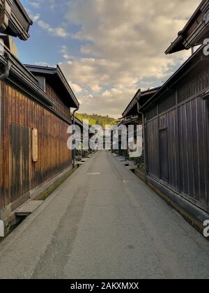 Centre-ville de la vieille ville de montagne japonaise Takayama dans la préfecture de Gifu avec des bâtiments en bois authentiques Banque D'Images