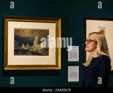 Curator Charlotte Topsfield admire Bell Rock Lighthouse peinture par JM Turner, National Galleries of Scotland, Édimbourg Banque D'Images