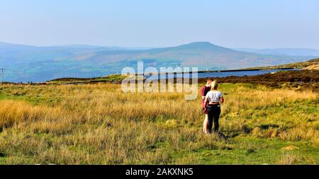 Vue sur la campagne dans la région de Monmouthshire avec Keepers Étang lointain et mont du Pain de Sucre, South Wales Valleys campagne, UK Banque D'Images