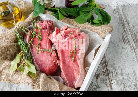 La côtelette de viande est prête à mariner et à cuisiner sur le barbecue. La viande est stockée sans plastique, dans du papier et du tissu respectueux de l'environnement. Banque D'Images