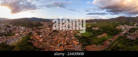 Panorama aérien à 360 degrés d'une vallée de Minas Gerais avec la ville minière coloniale et l'ancienne capitale de l'or Mariana au Brésil au coucher du soleil Banque D'Images