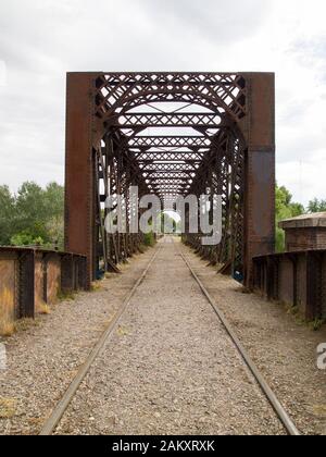 Voies ferrées sous le pont. Tandil, Buenos Aires, Argentine. Banque D'Images