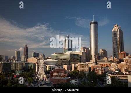 Vue panoramique sur le coucher du soleil sur les gratte-ciel d'Atlanta, Géorgie, États-Unis Banque D'Images