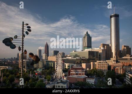 Vue panoramique en soirée sur les gratte-ciel d'Atlanta avec une sculpture mobile de la terrasse sur le toit du SkyLounge de l'hôtel Glenn, Géorgie, États-Unis Banque D'Images