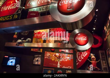 Photo horizontale colorée d'une partie des souvenirs du World of Coca-Cola Museum, Atlanta, Géorgie, États-Unis Banque D'Images