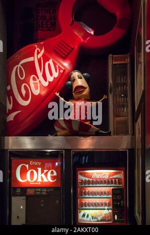 Photo verticale colorée de certains distributeurs automatiques et souvenirs du World of Coca-Cola Museum, Atlanta, Géorgie, États-Unis Banque D'Images