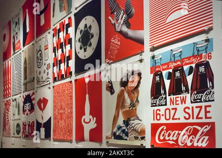 Photo horizontale colorée de certaines annonces publicitaires au World of Coca-Cola Museum, Atlanta, Géorgie, États-Unis Banque D'Images