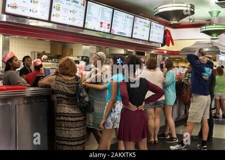 Intérieur de La Varsity (prendre le hamburger) avec quelques clients achetant de la nourriture au comptoir, Midtown Atlanta, Géorgie, États-Unis Banque D'Images