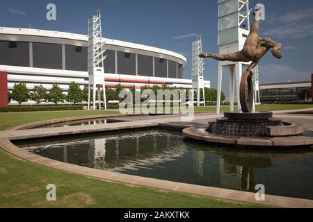 Georgia Dome Stadium et 'la gymnaste : Flair à travers l'Amérique" sculpture, Centennial Olympic Park, Atlanta, Georgia, USA Banque D'Images