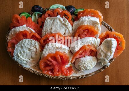 'Sorrento' tomate et mozzarella de bufflonne salade caprese - traditionnel préparé recette italienne servi dans un plat blanc Banque D'Images