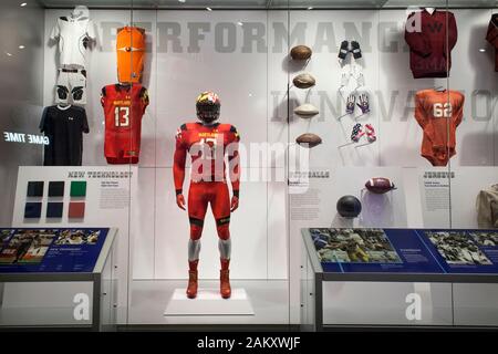 Afficher de vieux équipements de football américain y compris des balles, des chandails et des gants au College Football Hall of Fame, Atlanta, Georgia, USA Banque D'Images