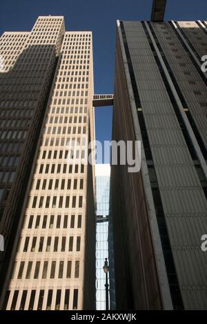 Low angle shot d'un skyway entre deux gratte-ciel dans le centre-ville d'Atlanta, Georgia, USA Banque D'Images