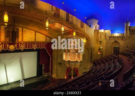 Vue aérienne sur les étals, la scène et le plafond bleu clair du Fox Theatre décoré dans le style oriental, Midtown Atlanta, Géorgie, États-Unis Banque D'Images