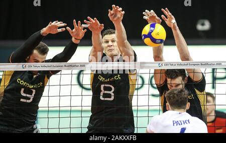 Berlin, Allemagne. 10 janvier, 2020. Volley-ball, les hommes : une qualification olympique, France - Allemagne, ronde, final, salle omnisports Max-Schmeling-Halle. Jean Patry de France (r-l) joue la balle contre le bloc de l'Allemagne de Christian Fromm, Marcus Böhme et György Grozer. Crédit : Andreas Gora/dpa/Alamy Live News Banque D'Images