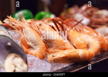 Fruits de mer cuits à la vapeur sur le marché de la mer, crevettes Fraîches Savoureuses Et Appétissantes Cuites sur fond de glace. Alimentation, Nutrition, Allergie, Approvisionnement Alimentaire Aquatique, Repas Sain, Banque D'Images