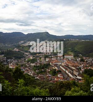 Vue panoramique sur le centre-ville d'exploitation minière coloniale Ouro Preto à Minas Gerais, Brésil, avec les montagnes environnantes en arrière-plan vu d'un point de vue élevé Banque D'Images