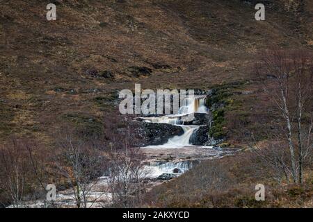 Une image d'hiver HDR saumâtée des chutes d'eau près du pont de Fain dans la gorge de Dundonnell, Ross et Cromarty, en Écosse. 30 Décembre 2019 Banque D'Images