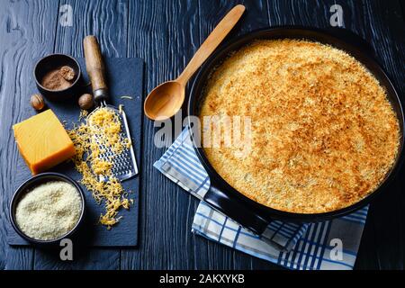 Pommes De Terre Cuites en tranches faciles avec fromage cheddar et croûte de chapelure panko, vue horizontale par dessus Banque D'Images