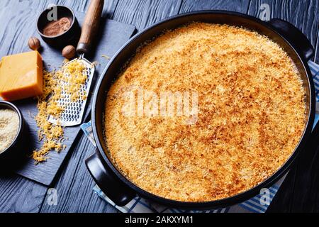 Crasse de pommes de terre croustillante avec saumurier dans un plat noir, vue horizontale d'en haut Banque D'Images