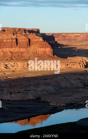 L'Utah State Route 95 couper à travers le désert, près de la rivière Colorado à Hite, Utah. Banque D'Images