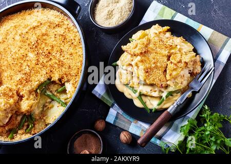 Gros plan sur une portion de cassole de pommes de terre et de haricots verts à la sauce croquante servie sur une assiette, vue horizontale d'en haut Banque D'Images