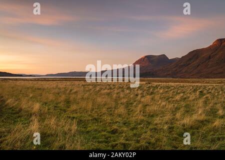 Un braketed image HDR de l'hiver soleil sur Beinn Alligin et Upper Loch Torridon, Wester Ross, Scotland. 31 Décembre 2019 Banque D'Images