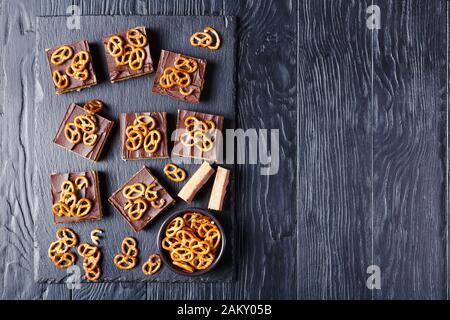 Barres De Beurre de cacacake à base de Cacacahuètes et de bretzel sur un plateau en ardoise sur une table en bois, vue de dessus, plat, espace libre Banque D'Images