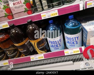 Cidre bon marché à vendre dans une boutique de Swanage, Dorset. Décembre 2019. Banque D'Images