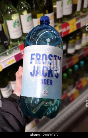 Cidre bon marché à vendre dans une boutique de Swanage, Dorset. Décembre 2019. Banque D'Images