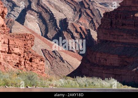 Juan sculpture d'un canyon à travers l'Anticlinal Raplee dans le sud de l'Utah. Banque D'Images