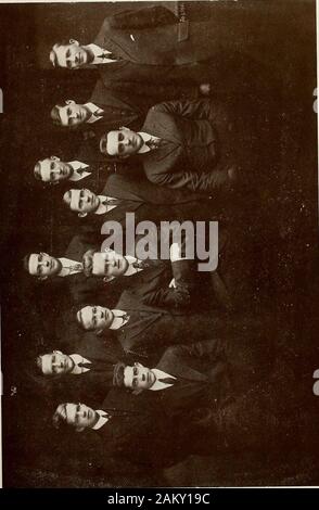 X-ray . ^^ ?& SL HVEZ "/M f^^j l. ^ ^ ^ ^ ^S SEM Le passage du temps, ou la vie dans le désert UNE PLAYLET-EN UN ACTE. Dramatis Personae. Un assistant le Dr E. G. H. UN Dermatologue Le Docteur Mac. Un NEUROLOGUE Le Dr Bev. Scène T.-une pièce sombre, laboratoire avec de grandes éprouvettes et de l'estomac-pompes croître-ing tout autour. L'Acte I Scène. Wizard : glucozone indicanuria la ninhydrine, ! Neurol (avec couvercle gauche de ptosis) : Brachialgia nystagmus, Burdach et Goll. Wizard (dessin d'une pipette stérile de sa botte)Ils se cachent derrière un tube capillaire.Entrez Dermatol montrant un risorius sardonicus.Dermatol (chante tout en s'accompagnant à Banque D'Images