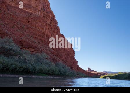 Mexican Hat Rock formation au-dessus de la Rivière San Juan, dans le sud de l'Utah. Banque D'Images