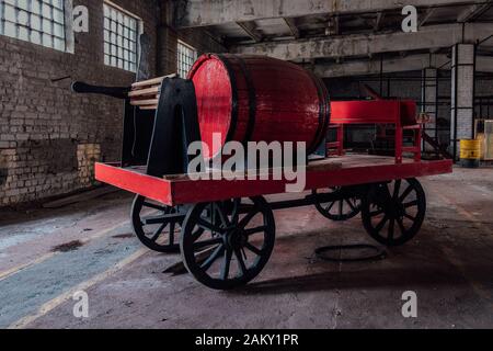 Vieux camion de feu rouge en bois dans un bâtiment abandonné. Banque D'Images