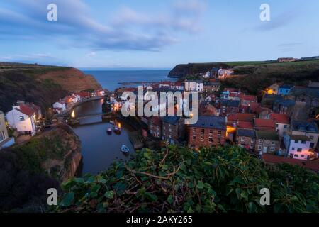 Soirée Lumière À Staithes, Dans Le Yorkshire Du Nord. Calme ancien village de pêcheurs traditionnel dans le nord-est de l'Angleterre Banque D'Images