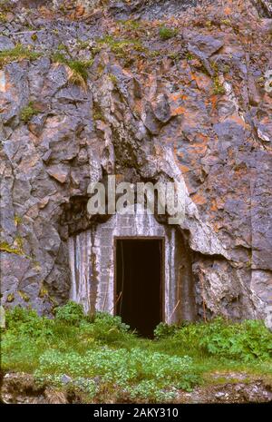 Bunkers et canons de gauche de la DEUXIÈME GUERRE MONDIALE, pour repousser l'invasion japonaise de Dutch Harbor, les îles Aléoutiennes en Alaska. Banque D'Images